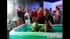 再生 半ば裸の彫像のトリバードが、ずんぐりした非専門家の案内役ですべてのムシを獲得する