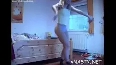 Reproducir Hottie real se lame para recuperar el impresionante falo de su devoto