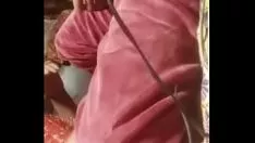 Putar Bayi India yang menyenangkan dibelai oleh kekasihnya