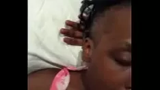 চালান ব্ল্যাকেন মিসি পিকিংস একটি ব্লোআউট বাথ